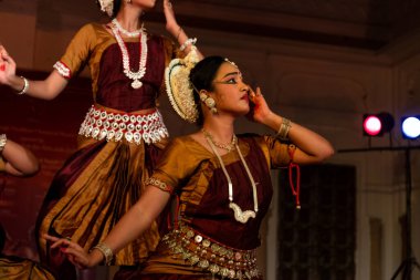 Hintli genç bir kadın sanatçı Pushkar Deve Fuarı 'nda Hint klasik Odissi dansı yapıyor.