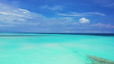 Bulutlu bir gökyüzünün altında büyüleyici bir deniz manzarası.