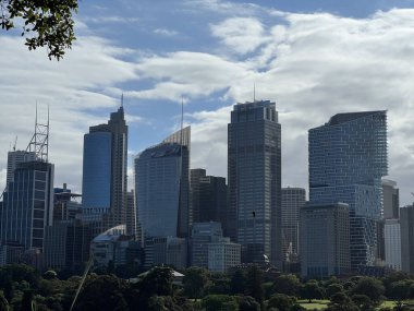 Modern Sydney Skyline 'ın beyaz bulutlu mavi gökyüzü altında güzel bir resmi, Barangaroo