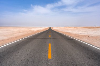 Çölde sonsuz bir yol.