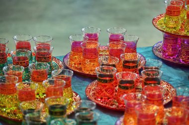 Bardakları ve tepsisi olan bir Etnik Fas çay servisi.