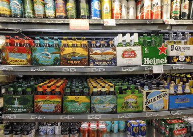 Hawaii, ABD 'deki bir süpermarkette bira rafının yakın çekimi.