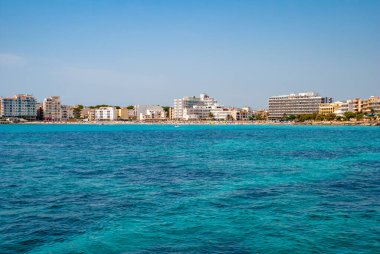 İspanya 'nın Mayorka Adası yakınlarındaki modern binaların alçak açılı görüntüsü