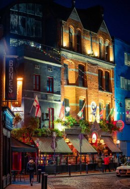 Noel ışıkları olan güzel bir binanın dikey görüntüsü. Dublin, İrlanda 'da gece dekorasyonları.