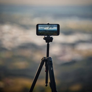 Üç ayaklı bir telefondan manzaranın resmi.