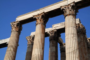 Olympian Zeus Tapınağı 'nın mavi gökyüzü, Atina ve Yunanistan' a manzarası