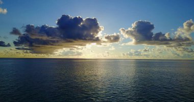 Gün batımında deniz manzarası. Maldivler 'de gri bulutlar var.