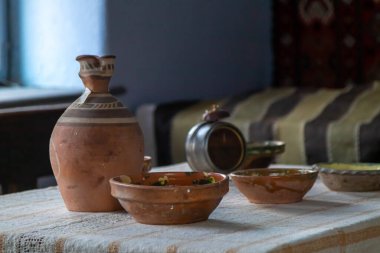 Odadaki masada izole edilmiş eski kil tabakların yakın çekimi.