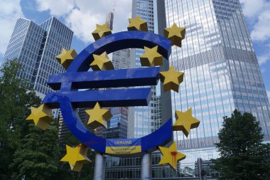 Eylemciler, Ukrayna 'nın AB' ye katılımını desteklemek amacıyla Frankfurt 'taki EURO Anıtı' na bir bayrak astılar. Diğerleri kırmızı boya torbalarını fırlattı..
