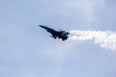 Mavi gökyüzünde güzel bir askeri hava aracı manzarası