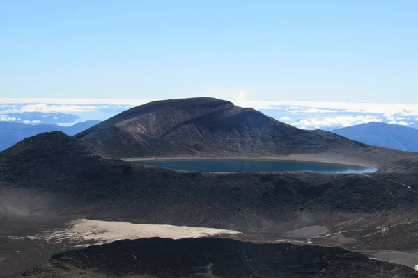 Tongariro Ulusal Parkı Yeni Zelanda Kayalık Tepelerle Çevrili Bir Göl — Stok fotoğraf