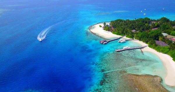 Widok Powietrza Morze Piaszczystą Plażą Otoczoną Drzewami Malediwach — Zdjęcie stockowe
