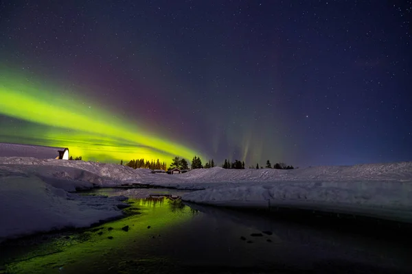 Aurora Borealis Yeşil Kutup Işıklarının Manzarası Nehire Yansıyor — Stok fotoğraf
