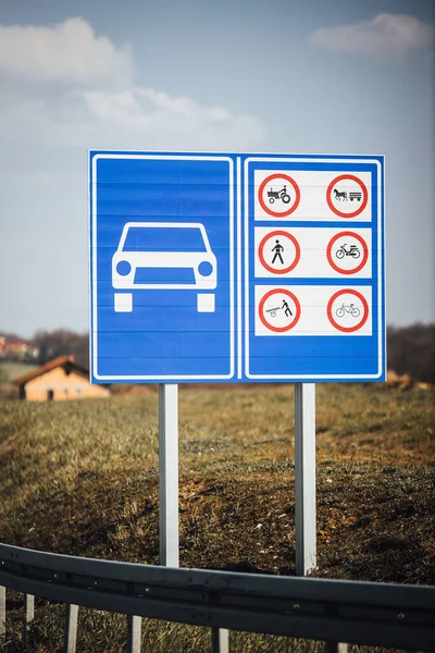 Вертикальный Кадр Дорожных Знаков Дороге Брчко Босния Герцеговина — стоковое фото