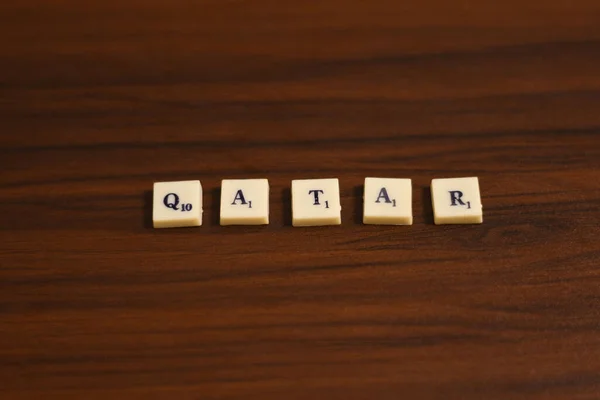 Selectivo Enfocado Primer Plano Palabra Qatar Fabricado Utilizando Las Letras — Foto de Stock