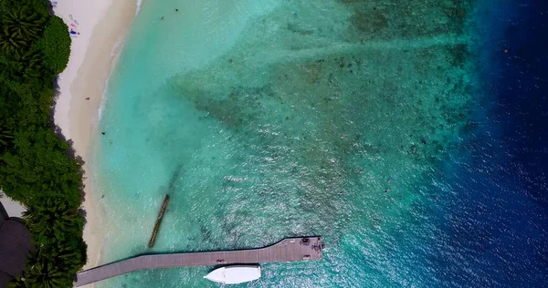 在东南亚和海洋的一个有码头的热带未触及岛屿上的无人驾驶飞机射击 — 图库照片