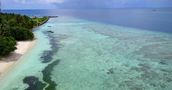 Widok Lotu Ptaka Wyspy Pokrytej Zielenią Przeciwko Turkusowemu Morzu Słoneczny — Zdjęcie stockowe