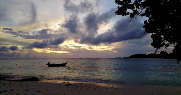 日落时马尔代夫海上浮船的航拍 — 图库照片