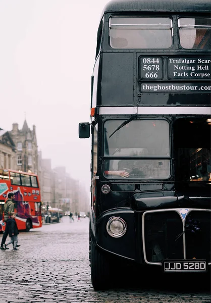 Eine Vertikale Aufnahme Großer Reisebusse Auf Den Gepflasterten Straßen Von — Stockfoto