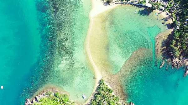 Una Vista Aérea Del Agua Del Océano Lavando Dos Islas — Foto de Stock