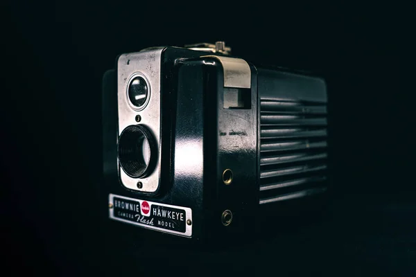 Uma Velha Câmera Vintage Fundo Escuro — Fotografia de Stock