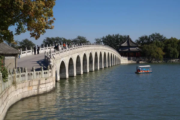 中国北京の頤和園への橋の美しいショット — ストック写真