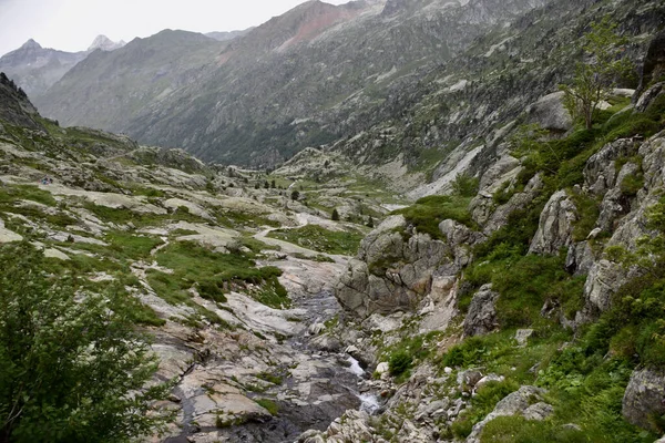 Una Vista Panorámica Cordillera Rocosa Pirineos Con Estrecho Arroyo Francia —  Fotos de Stock