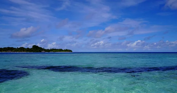 Oceano Azul Calmo Uma Pequena Ilha Longe Céu Nublado Algures — Fotografia de Stock