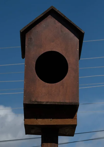 Een Verticaal Close Shot Van Een Van Hout Vogelhuis Tegen — Stockfoto