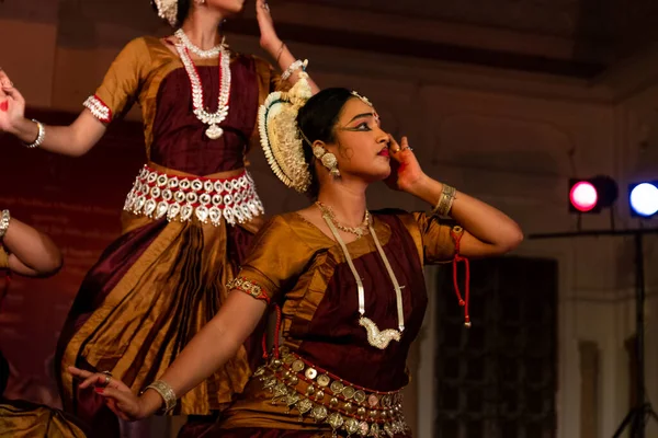 プシュカル キャメル フェアでインドの古典舞踊を披露する若いインドの女性アーティスト — ストック写真