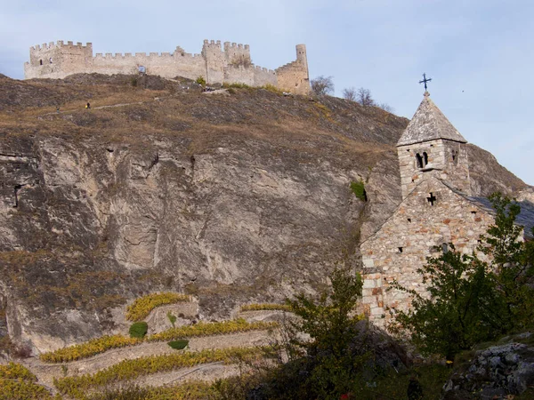 瑞士锡安一座山上的一座石教堂和一座城堡的低角照片 — 图库照片
