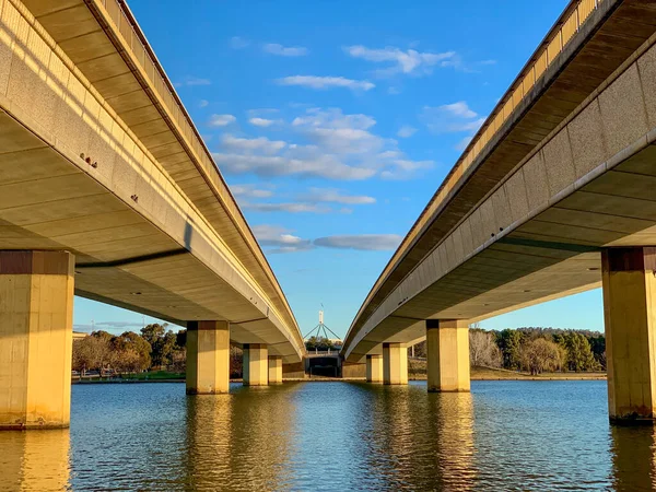 Beautiful Shot Commonwealth Avenue Bridge Lake Blue Sky Sunny Day — Stock Photo, Image