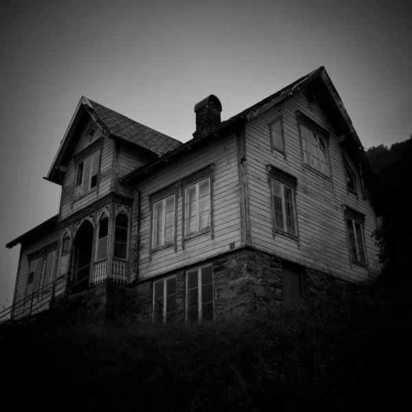 Una Escala Grises Bajo Ángulo Una Enorme Casa Fantasma Abandonada — Foto de Stock