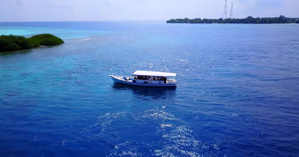 Båt Som Seglar Havet Nära Maldiverna — Stockfoto