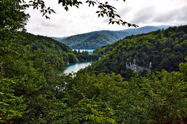 Scenic View Plitvice Lakes Surrounded Mountain Forests Cloudy Sky Croatia — Stock Photo, Image