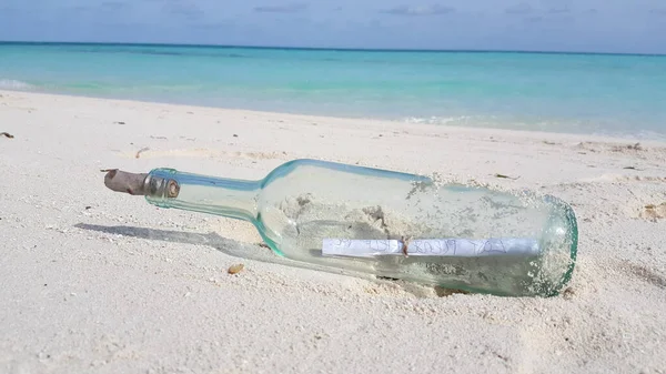 Närbild Bild Glasflaska Med Ett Meddelande Den Sanden Maldiverna — Stockfoto