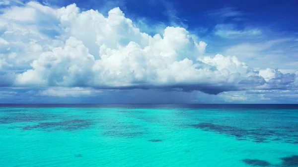 Uma Vista Hipnotizante Uma Bela Paisagem Marinha Sob Céu Nublado — Fotografia de Stock