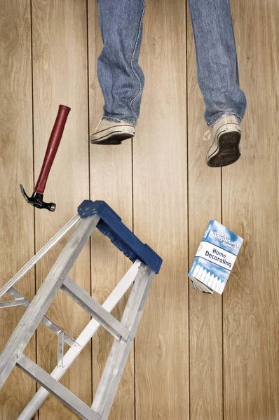 Una Toma Vertical Macho Cayendo Escalera Con Martillo Guía Sobre — Foto de Stock