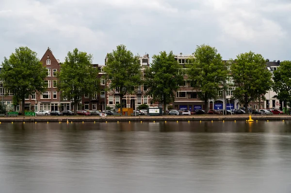 Amsterdam Hollanda Amstel Nehrinin Kıyısında Güzel Kanal Evleriyle Aydınlık Bir — Stok fotoğraf