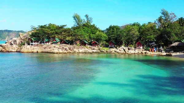 Una Vista Panoramica Delle Case Sulla Spiaggia Coperta Verde Contro — Foto Stock