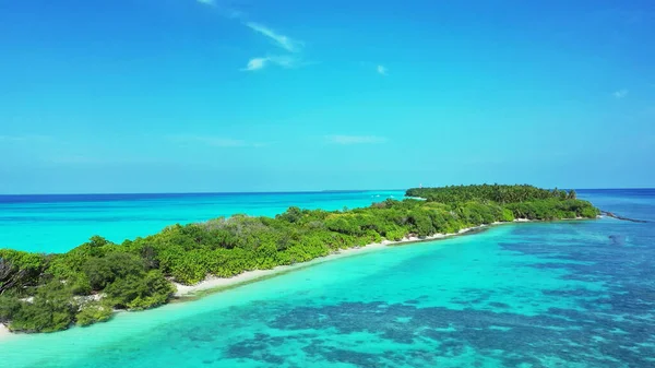 Αεροφωτογραφία Του Νησιού Που Περιβάλλεται Από Σμαραγδένια Νερά Στις Μαλδίβες — Φωτογραφία Αρχείου