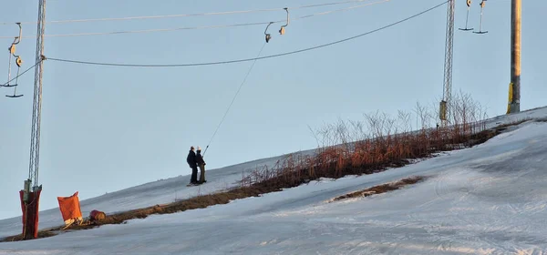 Két Ember Felmászik Egy Hóval Borított Hegyre Egy Lifttel — Stock Fotó