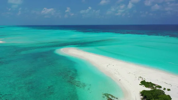 Luftaufnahme Einer Grünen Insel Vor Türkisfarbenem Meer Einem Sonnigen Tag — Stockfoto