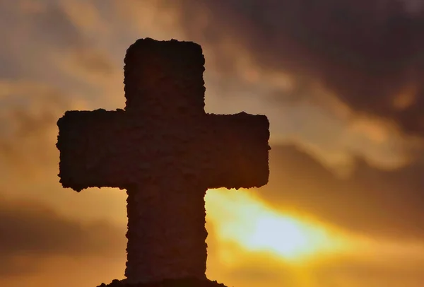 Uma Cruz Pedra Velha Agaisnt Por Sol — Fotografia de Stock