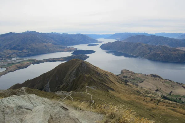 Вид Воздуха Озеро Окруженное Скалистыми Холмами Ванаке Новая Зеландия — стоковое фото