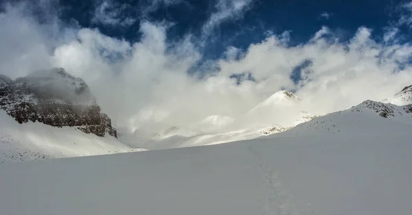 Tiro Ângulo Baixo Nuvens Flutuantes Sobre Montanhas Nevadas Banff National — Fotografia de Stock
