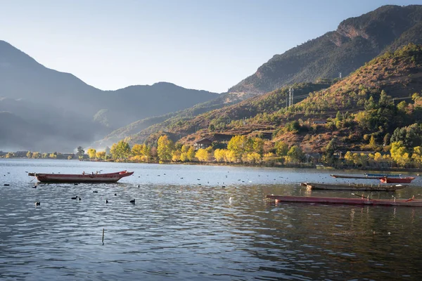 Kilka Łodzi Jeziorze Lugu Yunnan Chiny — Zdjęcie stockowe