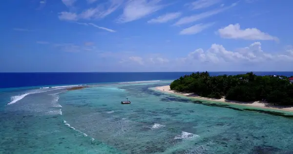 Una Vista Aérea Una Isla Con Árboles Medio Del Océano — Foto de Stock
