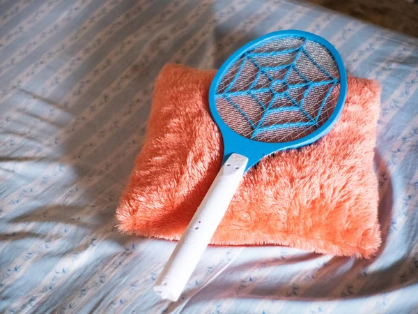 Yumuşak Yastıkta Mavi Bir Sivrisinek Raketi — Stok fotoğraf