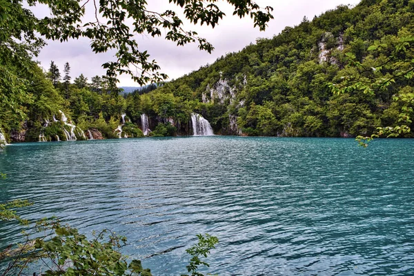 Naturskön Utsikt Över Plitvicesjöarna Omgiven Fjällskogar Kroatien — Stockfoto